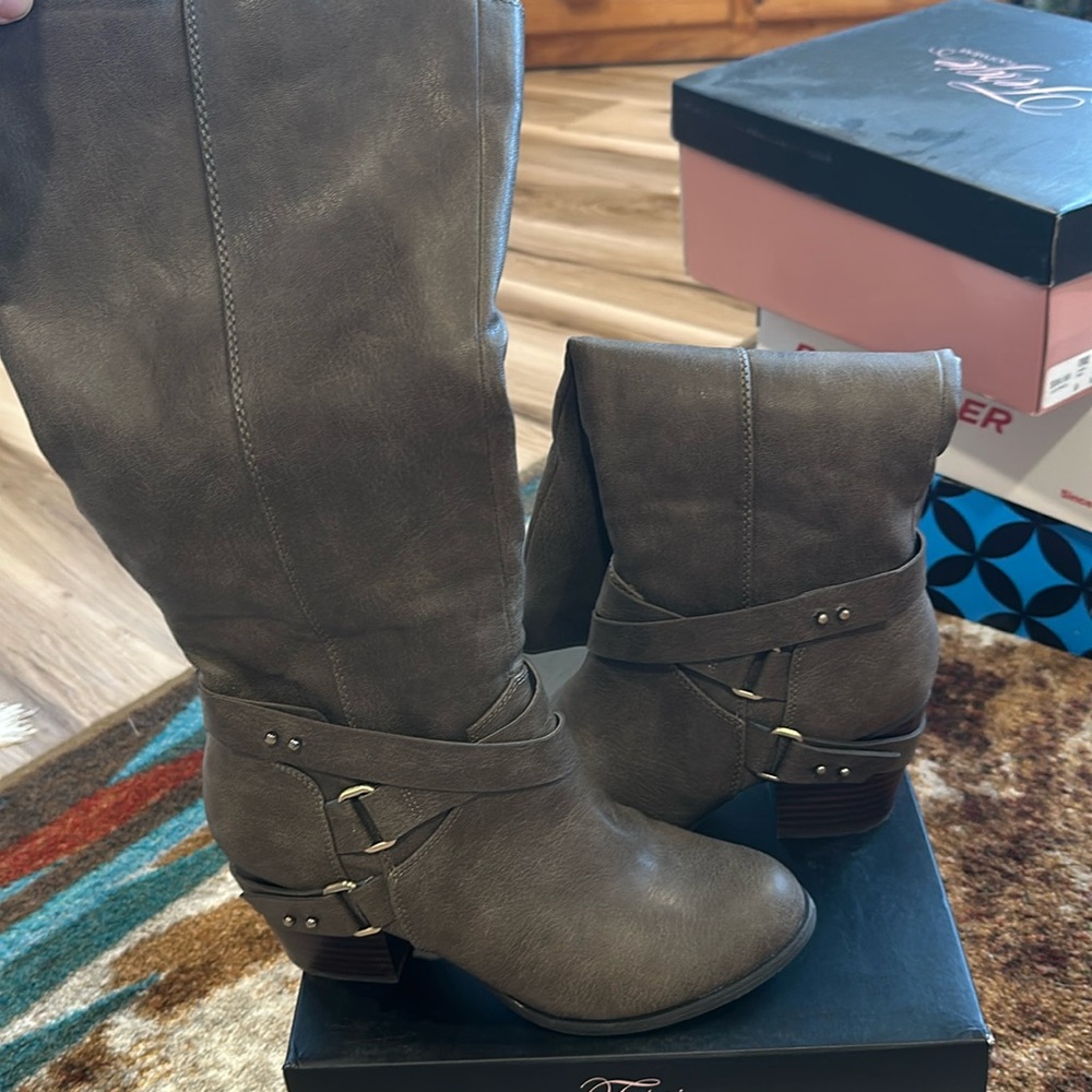 Fergie size 9 brown heeled zip up boots